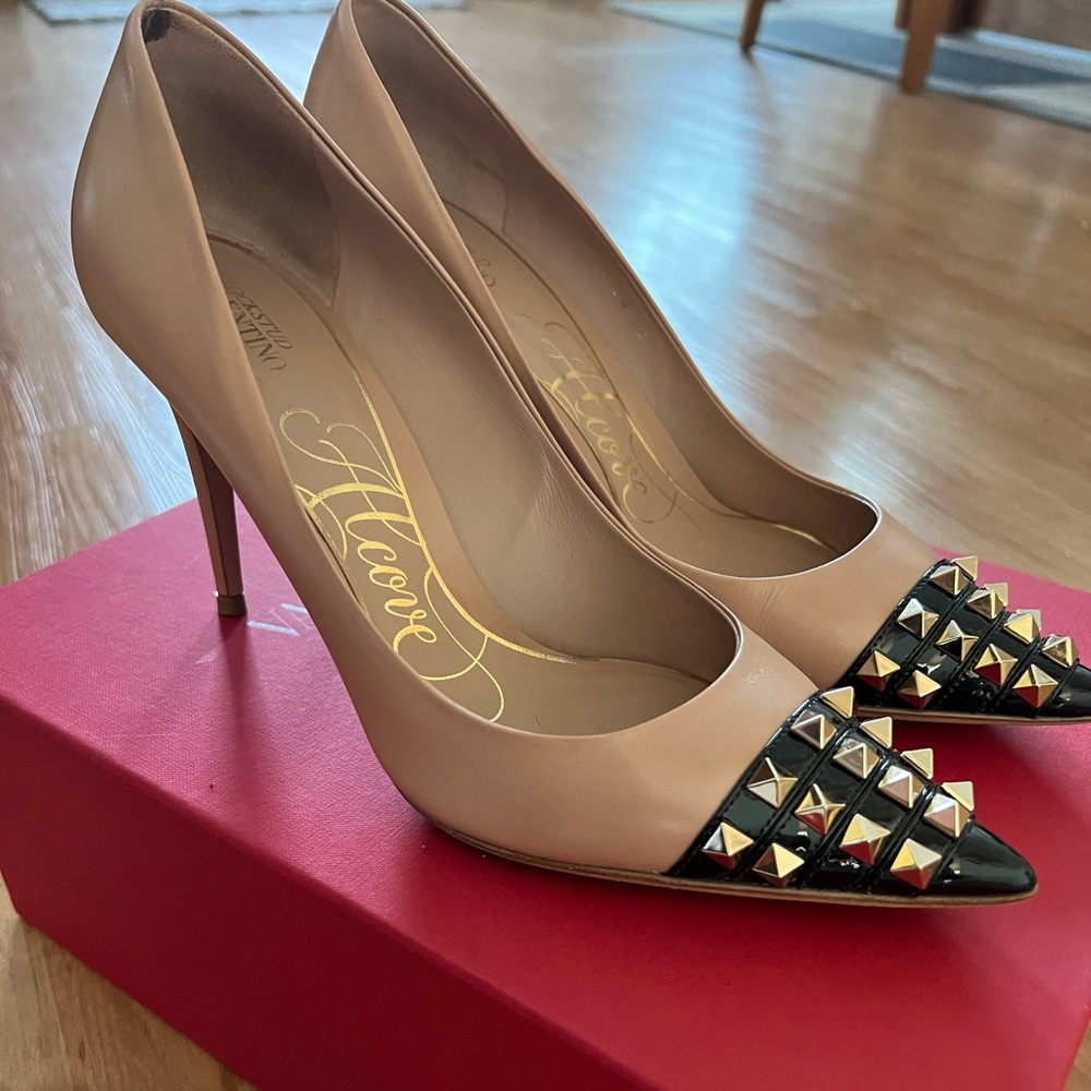 Valentino Rockstud Alcove 38, like new, expensive protection on the bottom.